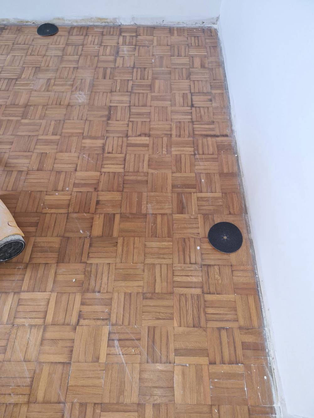 Ponçage et vitrification d'un parquet mosaique