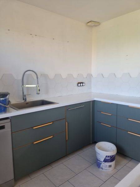 Pose crédence en carrelage et rénovation intérieur en peinture sur pithiviers - 1