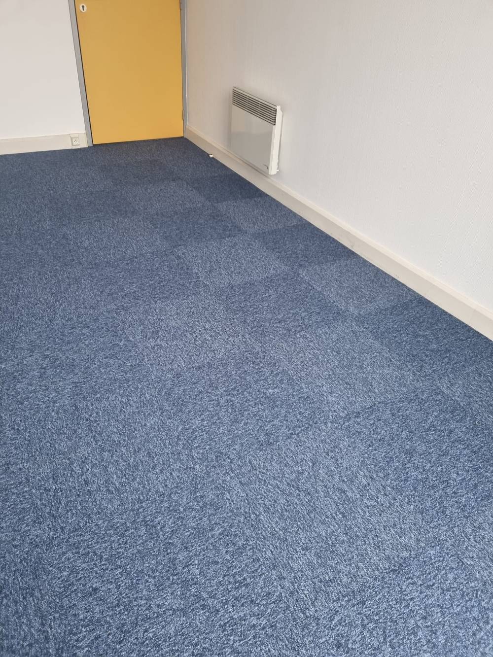 Pose en damier de dalle moquette pour une entreprise pithiviers - 1