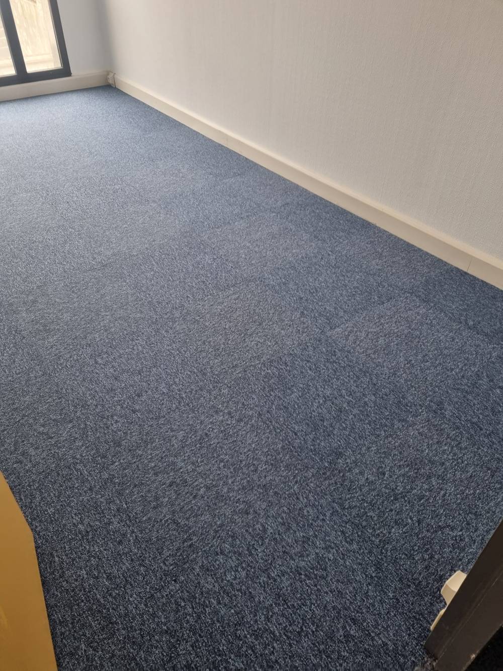 Pose en damier de dalle moquette pour une entreprise pithiviers - 2