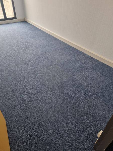 Pose en damier de dalle moquette pour une entreprise pithiviers