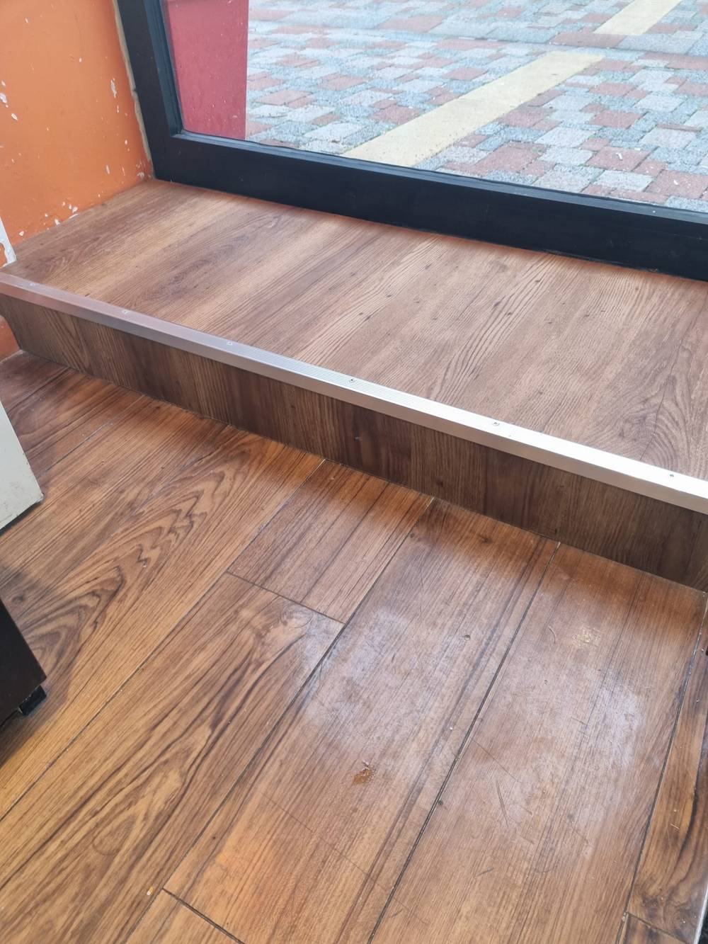 Pose de dalle pvc imitation parquet avec une cornière de finition pour ORANGE pithiviers - 2