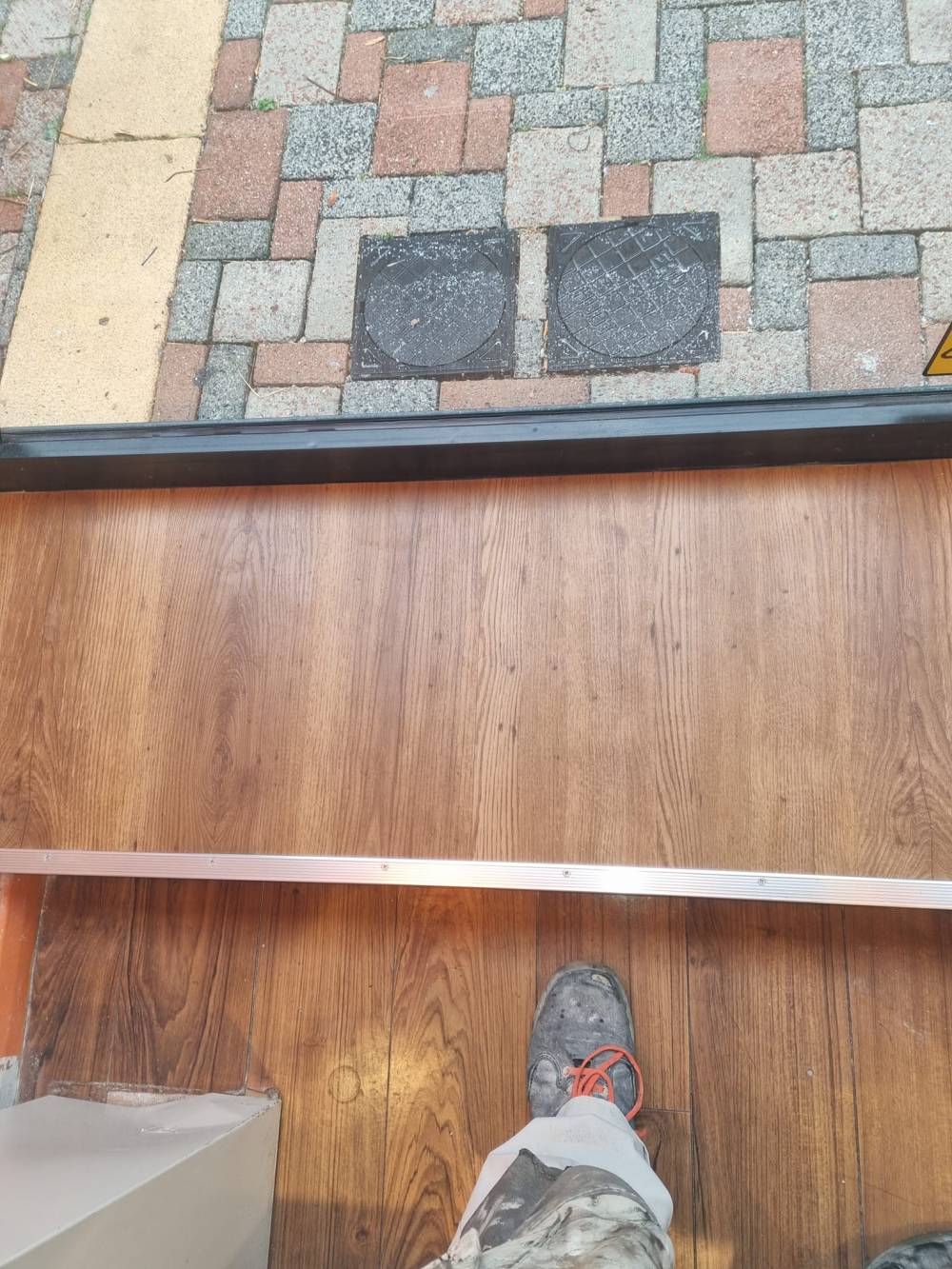 Pose de dalle pvc imitation parquet avec une cornière de finition pour ORANGE pithiviers - 3