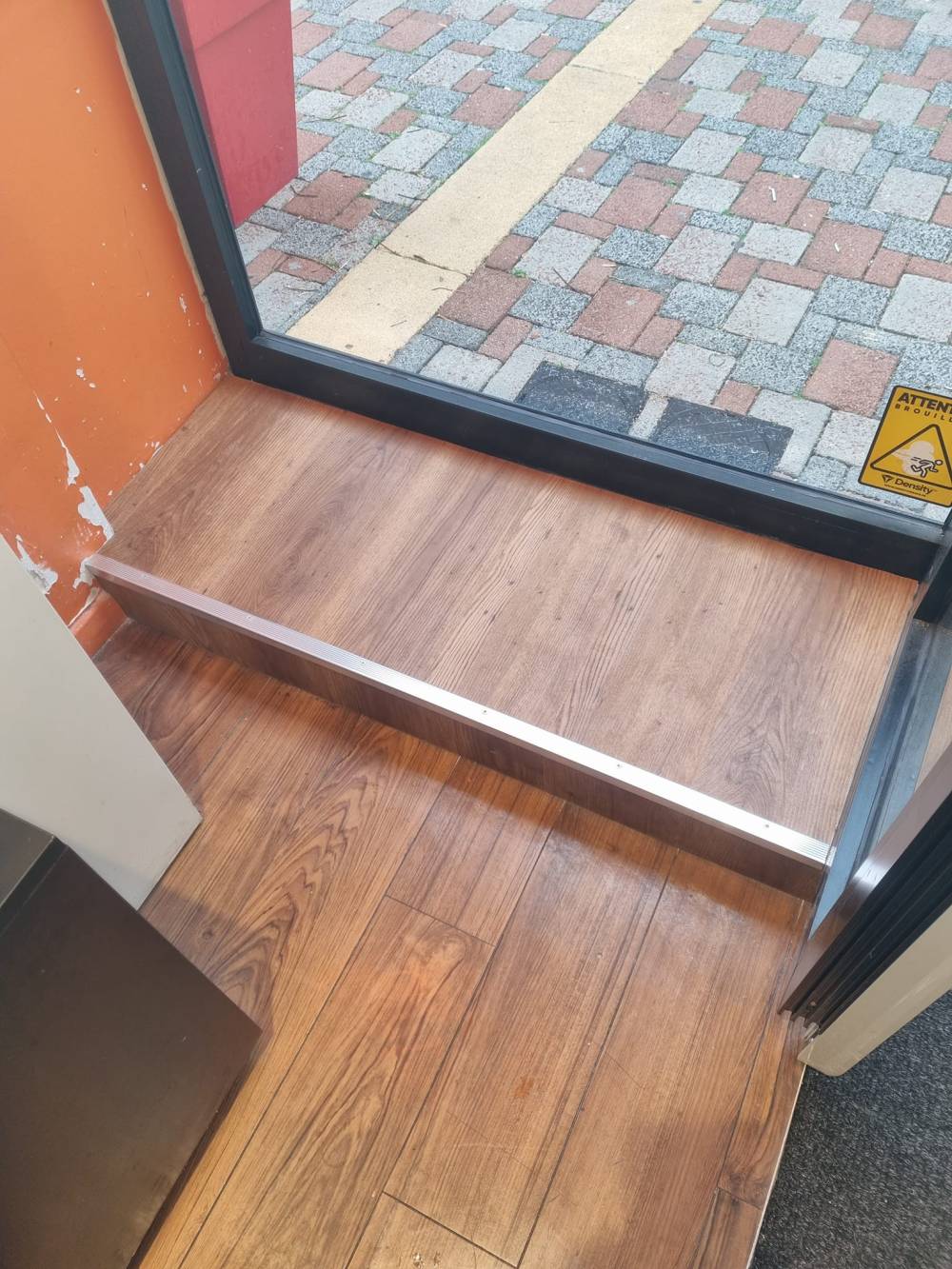Pose de dalle pvc imitation parquet avec une cornière de finition pour ORANGE pithiviers